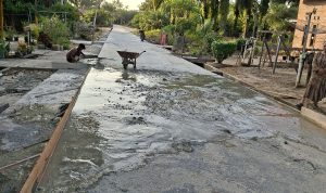 Pengaspalan jalan lingkungan desa Sontang