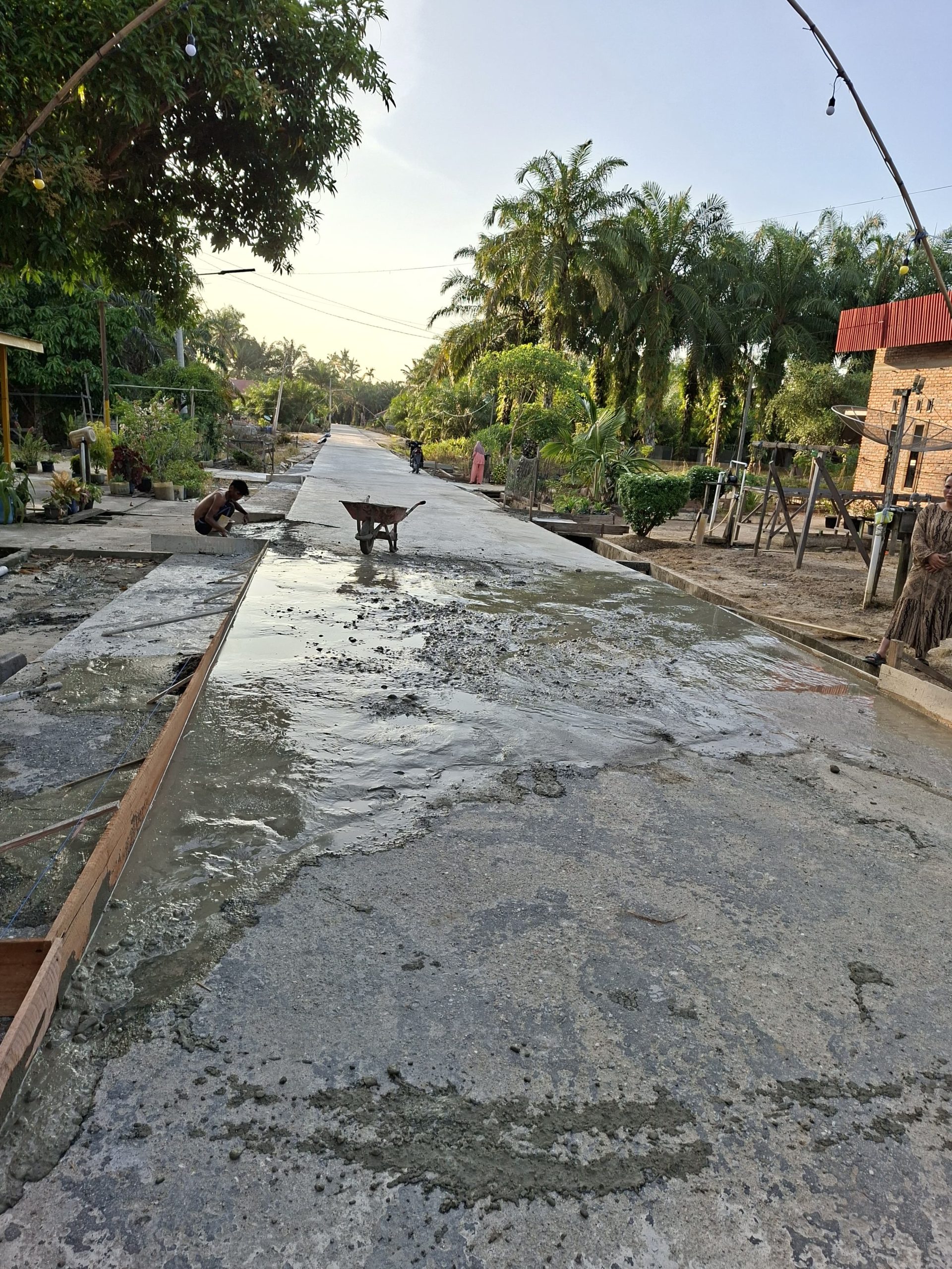 Pengaspalan jalan lingkungan desa Sontang